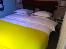 Säng på Berns hotellrum