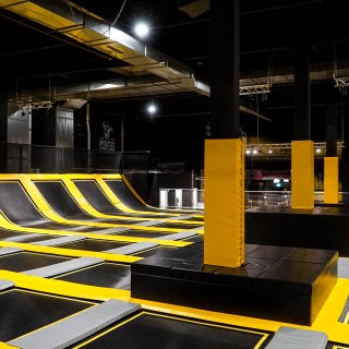 Testa en trampolinpark i Stockholm